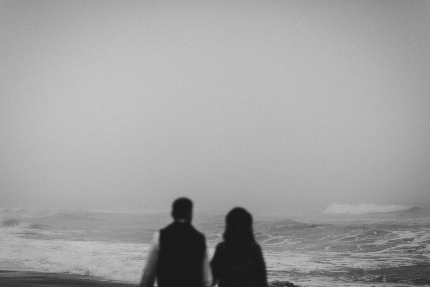 Hannh and Tim stand in front of the ocean.