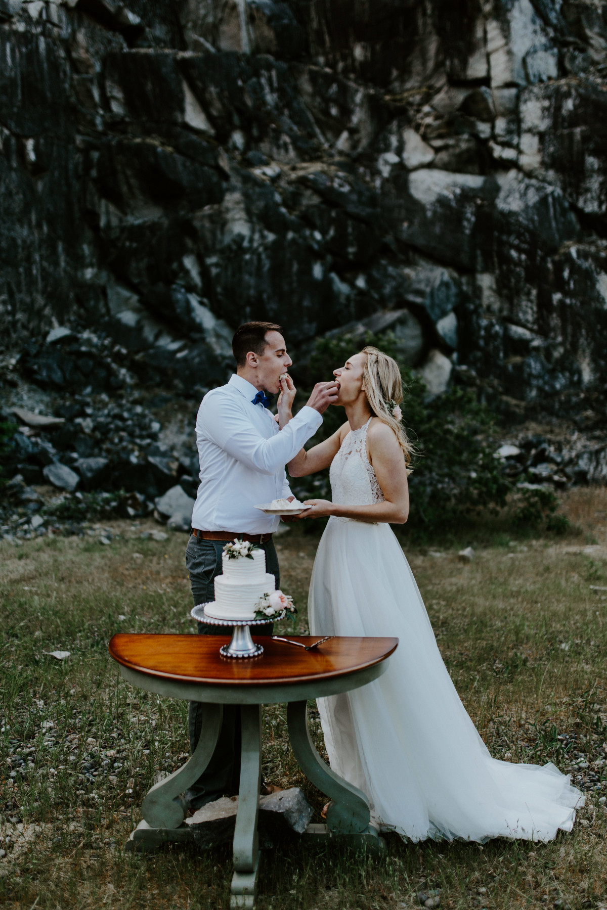 Harper and Trevor feed eachother wedding gake at Cascade Locks at the Columbia Gorge, Oregon. Elopement photography in Portland Oregon by Sienna Plus Josh.