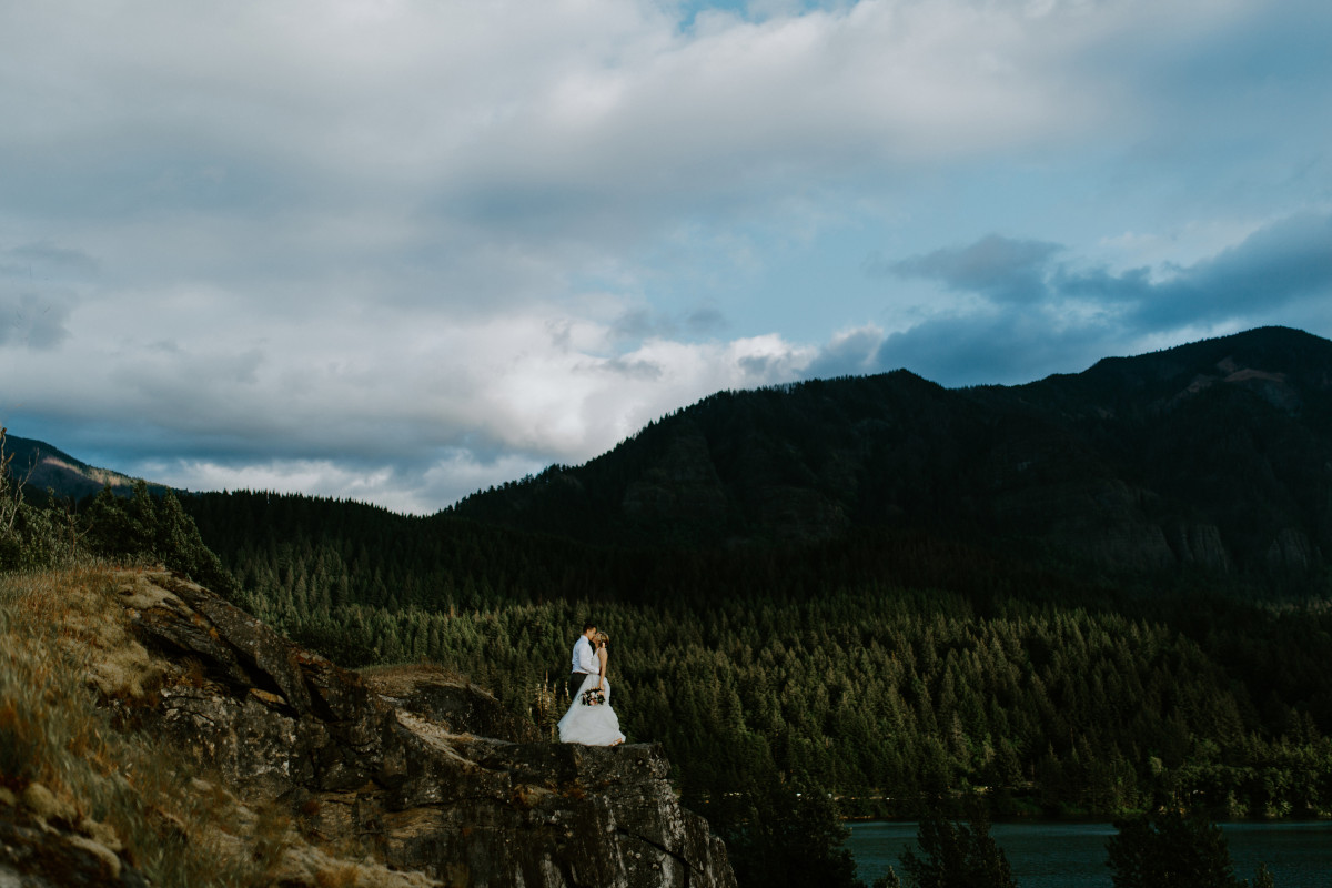 Harper and Trevor stand at the cliffs at Cascade Locks at the Columbia Gorge, Oregon. Elopement photography in Portland Oregon by Sienna Plus Josh.