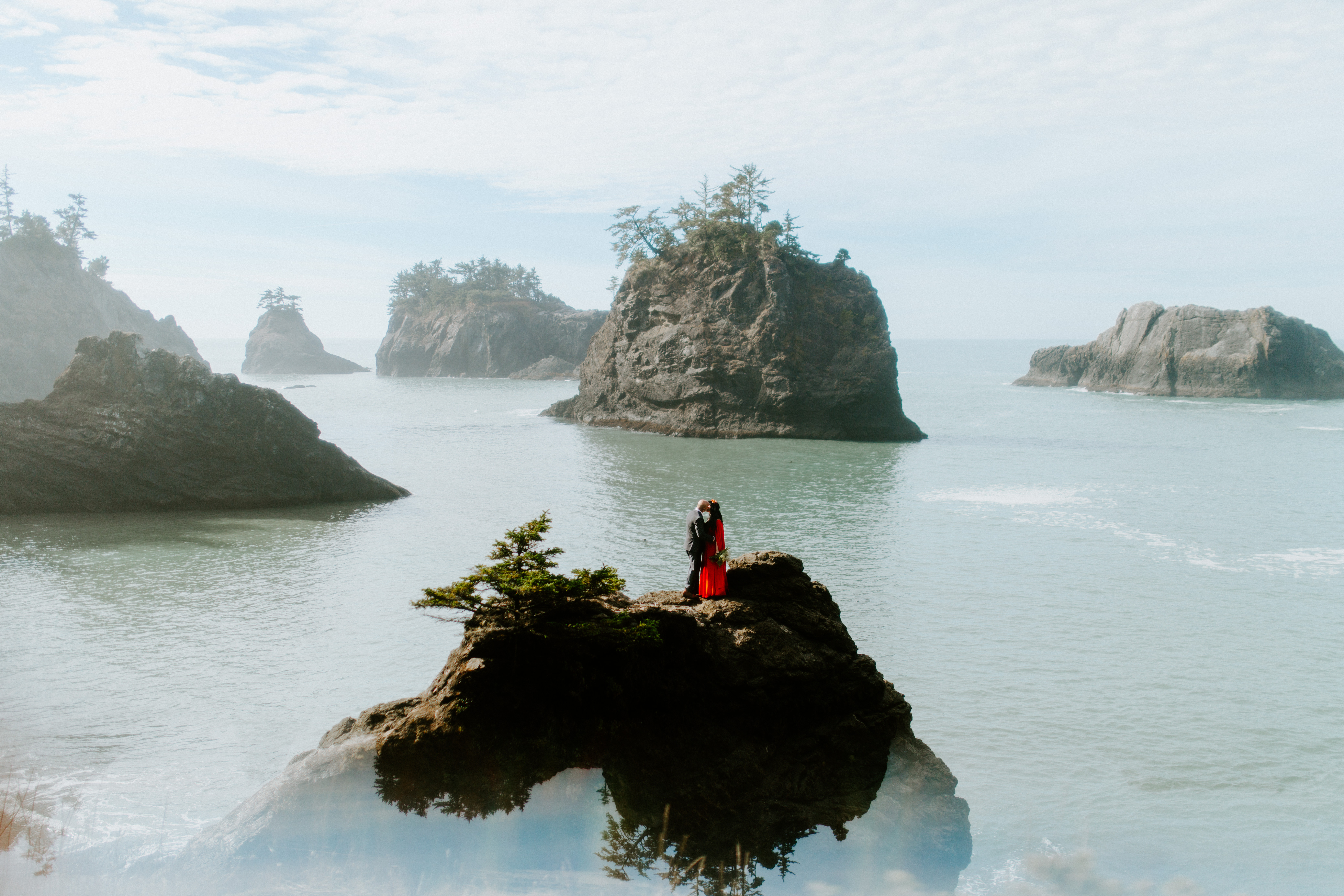Boyd and Rachael kiss during their elopement ceremony at Samuel H. Boardman, Oregon.