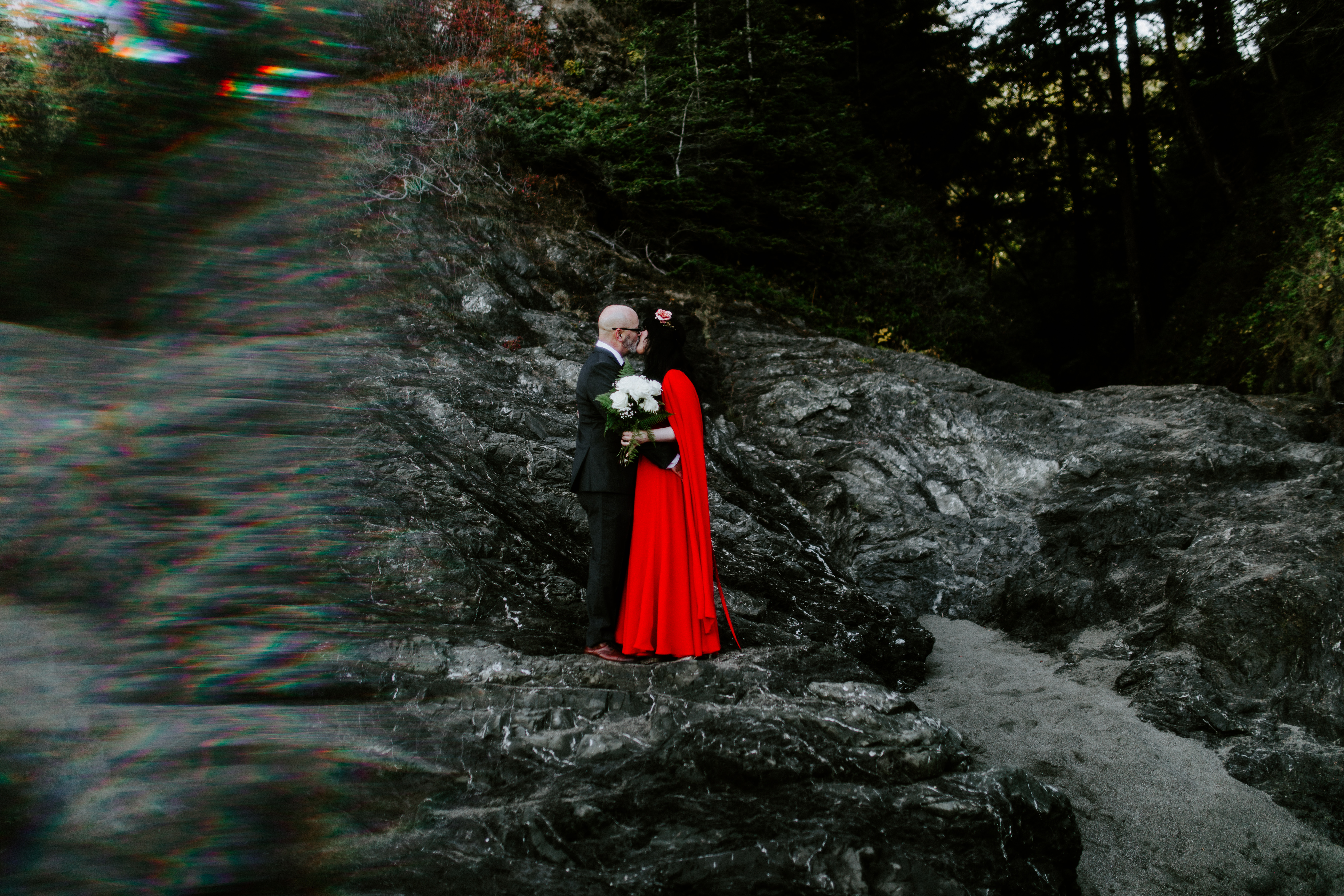 Boyd and Rachael kiss on the rocks at Samuel H. Boardman in Southern Oregon.