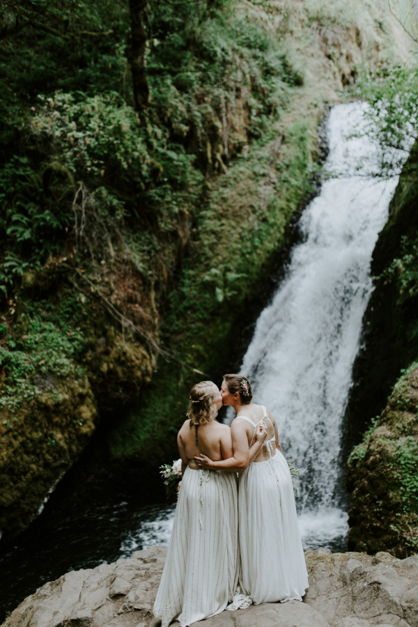 Bridal Veil Falls elopement in Bridal Veil, OR